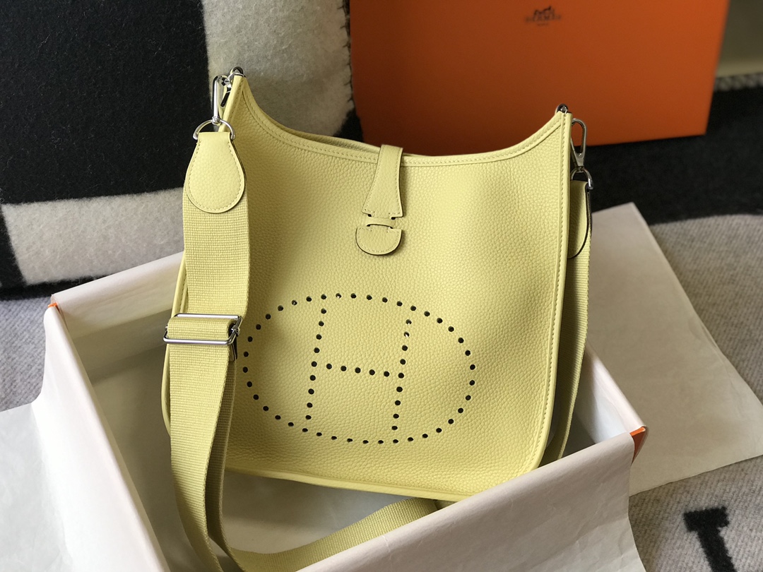 Hermes Evelyne III 29 PM Shoulder Bag In Jaune Poussin Clemence Leather